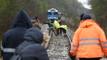 Drama u Podravini: Stablo palo na prugu, vlak s 27 putnika iskočio iz tračnica