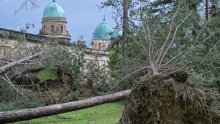 U Zagrebu oštećeno gotovo 130 škola i vrtića, odlomio se dio krova HNK-a