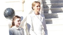 Rijedak privilegij: Princeza Charlene s kćerkicom Gabriellom zablistala u bijelom pred Papom