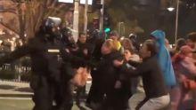 Prosvjed ispred Rektorata beogradskog sveučilišta, policajci pendrekom udarali građane