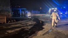 Sinoć planula tvornica paleta kraj Kutine: Vatrogasci uspjeli spriječiti širenje požara