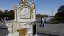 Ovo će razbjesniti Trumpa: Zlatni WC kao 'prijestolje' osvanuo pred Bijelom kućom
