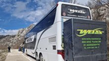 Drama kod Obrovca: Zbog jakih udara vjetra zapeo autobus sa 77 putnika