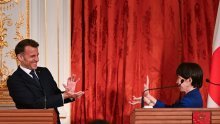 VIDEO Neočekivani show nakon samita: Macron i Takaichi kao anime junaci