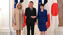 Tihi luksuz u 'dosadnim' tonovima: Brigitte Macron u izdanju koje se lako pamti