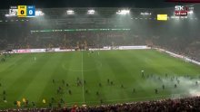 Njemačka ovo ne pamti: Pogledajte scene kaosa zbog kojih je utakmica prekinuta