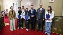 Uručeno 108 ugovora o Stipendiji Grada Zagreba učenicima i studentima romske manjine