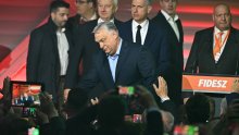 Fotografije koje će ući u povijest: Orban s tugom u očima pozdravlja svoje birače