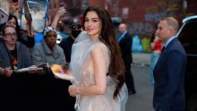 Skupocjeni nakit i slojevi tila: Anne Hathaway nikoga nije ostavila ravnodušnim