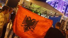 Srpski navijači zapalili albansku zastavu