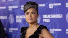 Ona svoju sijedu kosu ne skriva: Salma Hayek zablistala u prirodnom izdanju