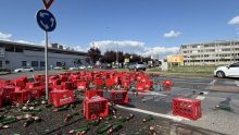 Nesvakidašnja scena u Karlovcu: S tegljača ispalo pivo, policija sprječavala da gajbe 'nestanu'