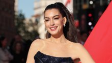 'Besplatan facelift' je genijalan trik Anne Hathaway za mladolik izgled, ali krije opasnost