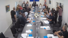 VIDEO Neviđene scene u BiH: Zastupnik se sukobio sa zaštitarima pa ostao bez majice
