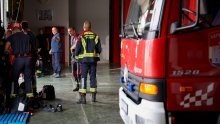 Ogroman požar u Zadru: Izgorjela stara tvornica, vatrogasci i dalje na terenu