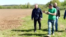 Ministar poljoprivrede kod Gospića sadio krumpire