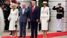 Nezgodan trenutak u Bijeloj kući: Trump pred kraljem Charlesom uhvatio Melaniju za stražnjicu