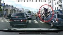Ovako ruski pješak drži lekciju neuljudnom vozaču