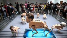 Neobična umjetnička instalacija u Berlinu: Robotski psi s licima Muska i Bezosa 'izbacuju' AI umjetnost