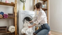 Nije sve u visokim temperaturama: Vodič za besprijekorno bijelo rublje koje ne sivi i ne žuti