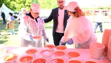 HDZ napao Možemo!: 'Jednom rukom dijele grah, drugom iz džepova uzimaju novac'