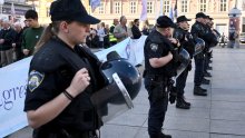 Kordon policije razdvaja dvije skupine na zagrebačkom trgu: Stigli molitelji i prosvjednici