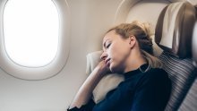 Ne možete zaspati u avionu, ma koliko bili umorni? Ovo su trikovi koji pomažu na dugim letovima