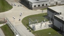 Američki zatvori gube kontrolu: Dronovima se noću dostavljaju droga, noževi i mobiteli zatvorenicima