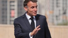 VIDEO Macron iznenadio građane: Trčao glavnim gradom Armenije, pratili ga i psi lutalice