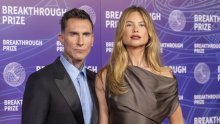 Adam Levine šokirao izgledom na crvenom tepihu, fanovi ga ne prepoznaju