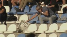 Bizarne scene u Prvoj NL: Pogledajte kako je igrač Dugopolja slomio stolicu na tribini