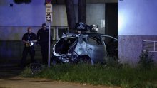 Automobil se zabio u stupiće kraj Vjesnika i izgorio