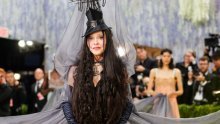 Madonna ukrala show na Met Gali: Isfurala brod na glavi i haljinu koju je nosilo sedam asistentica