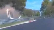 Horor na Nordschleifeu: Tesla u punoj brzini izletjela sa staze i zapalila se