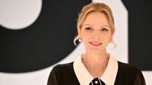 Princeza Charlene u bluzi koja podiže svaku kombinaciju s crnim hlačama, ali i pegla struk