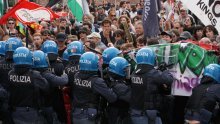 Kaos u Veneciji, Bijenale u plamenu: Štrajkovi, ružičasti dim i policijski kordoni
