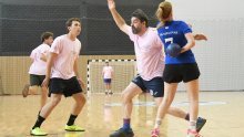 Goran Navojec okupio glumce, bivše sportaše i političare: Sportsko natjecanje na kazališnom festivalu