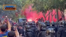 Pogledajte bizarne scene pred El Clasico: Navijači Barce gađali autobus s igračima Barcelone