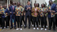 VIDEO Opušteni Macron u Keniji: Zaplesao tijekom dočeka, a onda trčao ulicama s maratonskom legendom