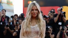 Sreća nakon treće prinove: Sienna Miller se zaručila za 15 godina mlađeg partnera