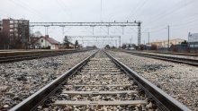 Olujni vjetar odnio krov sa Plivine zgrade, odletio na željezničku prugu