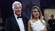 Supruga Richarda Gerea objavila je intimne fotografije s njihovog vjenčanja i otkrila predivnu vjenčanicu
