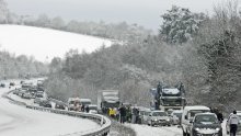 Tisuće putnika zarobljeno na aerodromima
