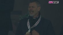 Pogledajte Zvonu Bobana kako u transu pjeva klasik Novih fosila