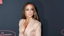 Netflix je tražio spektakl, a Jennifer Lopez u stajlingu bez grudnjaka sve je raspametila
