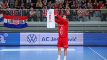 Emotivne scene prije utakmice Hrvatske: Kapetan izašao na teren s posebnim dresom