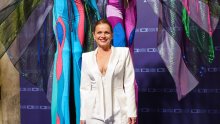 Sandra Bagarić u bijelom odijelu pokazala kako se nosi duboki dekolte
