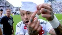 Bijesni Neymar uzeo papir od sudaca i pokazao ga u kameru: Bizarna scena kakva se rijetko viđa