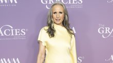 Ova trendi nijansa savršeno pristaje srebrnoj kosi, a dokaz je look Andie MacDowell