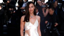 Povratak modela koji pristaje gotovo svima: Irina Shayk zabljesnula u hit haljini iz 90-ih